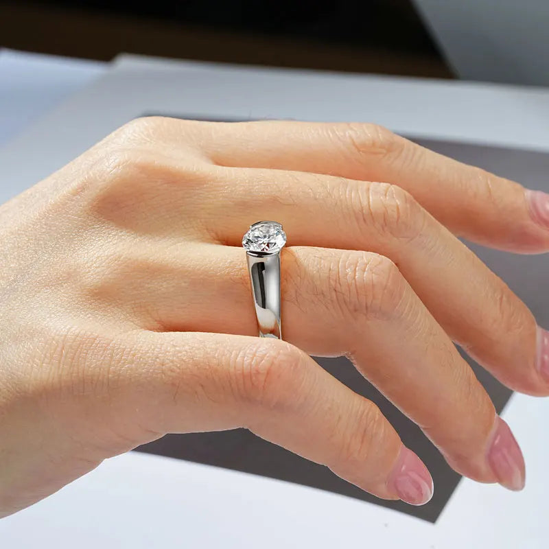 2‑Carat Moissanite Solitaire Ring — Minimalist Brilliance, Everyday Elegance