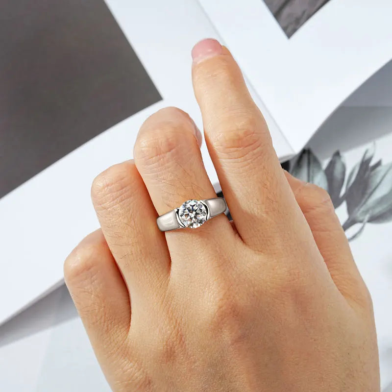2‑Carat Moissanite Solitaire Ring — Minimalist Brilliance, Everyday Elegance